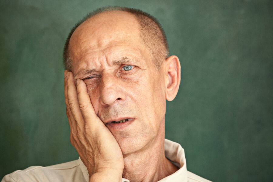 50歲翁咬排骨牙鬆晃動！牙醫師：中度牙周病導致