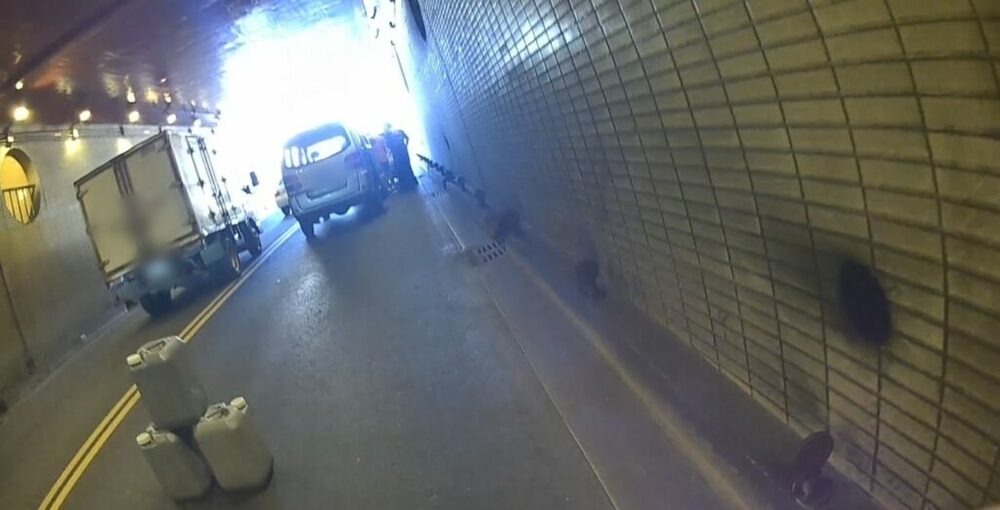 8旬翁車拋錨卡地下道 壢警「神力」紓解下班尖峰車流
