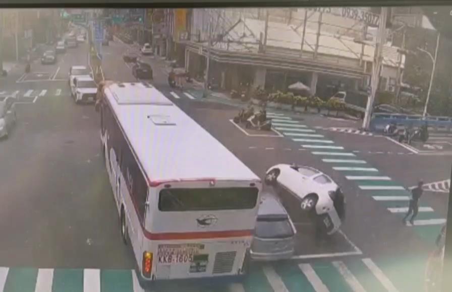 【有片】疑為閃避左轉公車 自小客被撞「翹孤輪」險翻車