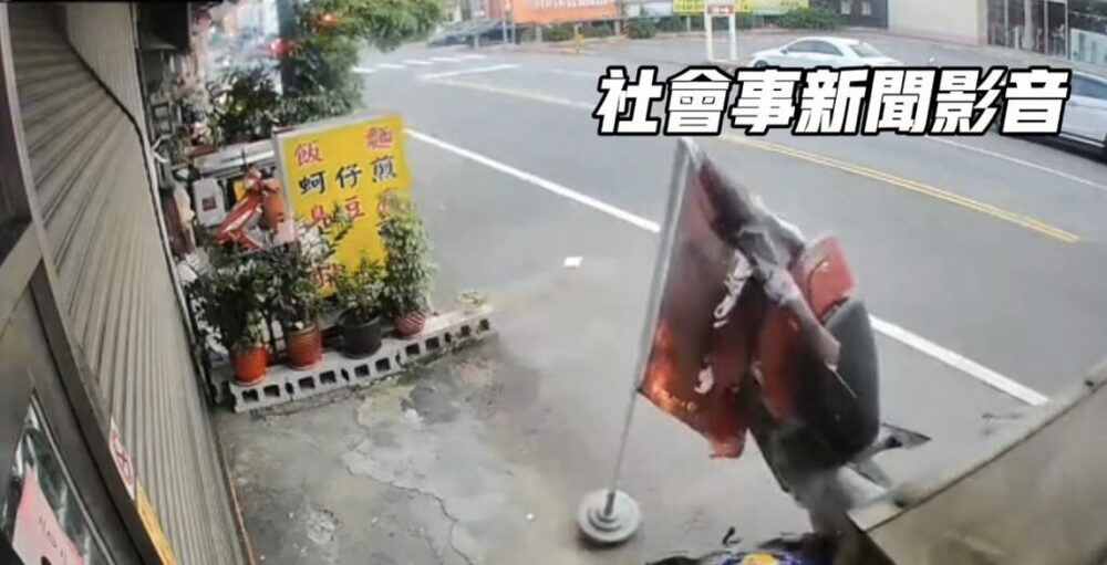 【有片】騎士恍神撞路邊招牌、機車 待3分多鐘作這事後肇逃
