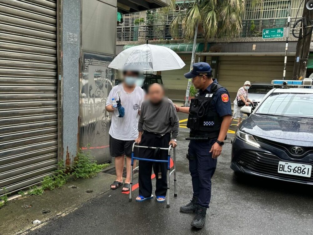 人瑞躲雨不慎滑倒 平警護送返家