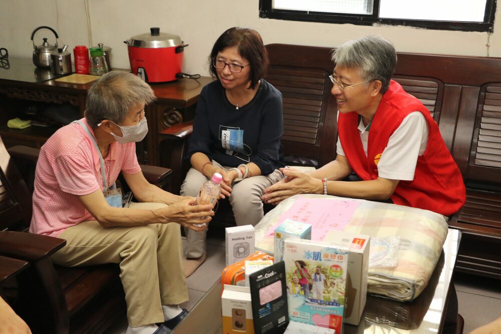 愛心大平台獻禮長者 慈善基金會攜手企業送暖汐止 - 早安台灣新聞 | Morning Taiwan News