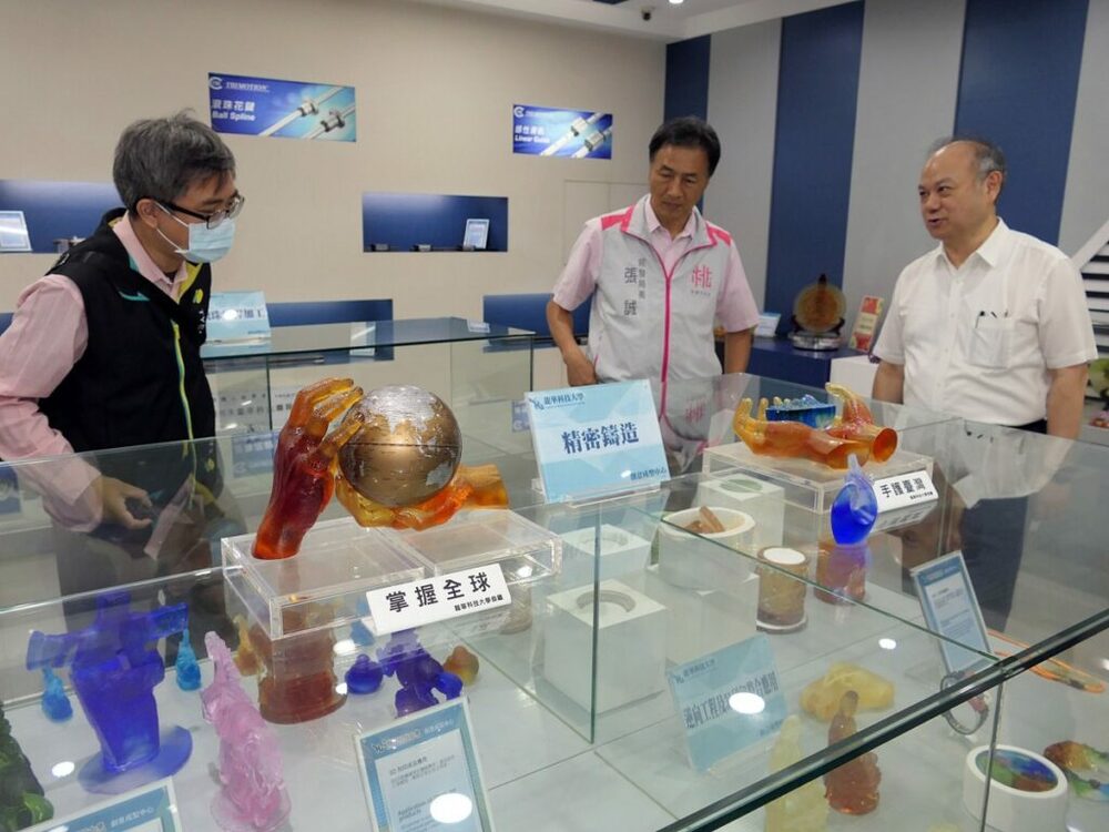 桃園經發局訪龍華科大 張誠：產學培訓合作創雙贏