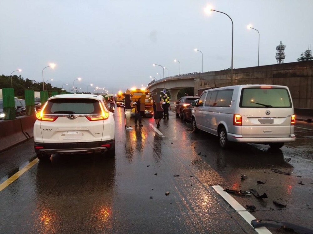 疑天雨路滑失控 國3龍潭段7車連環撞9人送醫 - 早安台灣新聞 | Morning Taiwan News