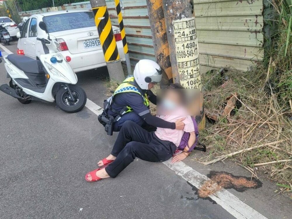 癌末婦外出癱倒吐滿地 平鎮警消即刻救援