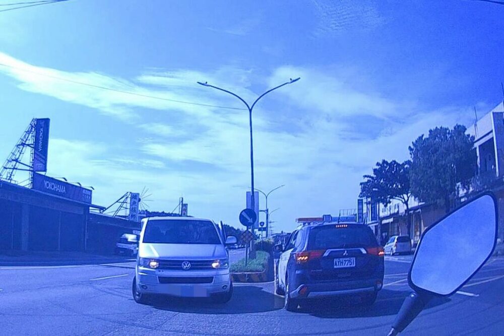 車子迴轉到一半熄火 大園警頂烈日推車