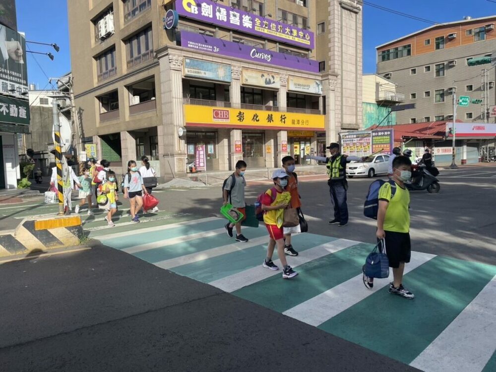 開學日！龍警前進校園周邊 加強巡邏治安死角