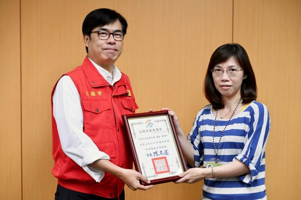 高市勞工局股長防止檢舉獎金遭詐領有功 獲頒廉潔楷模