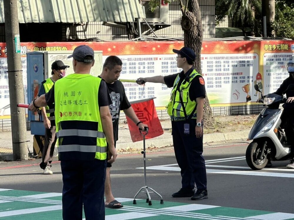 龜山警攜手導護志工 上學尖峰時段加強交通疏導