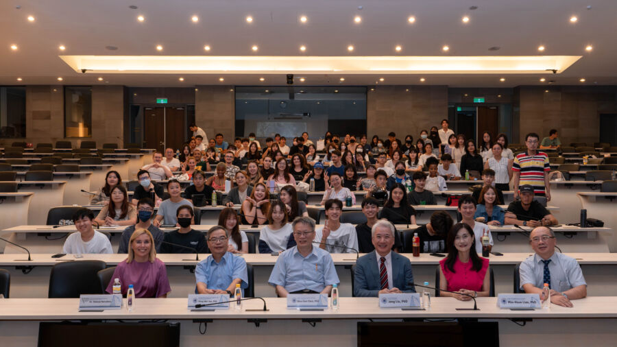捷克候選人至東海大學演講　鼓勵學生聆聽自己的聲音-勇於挑戰自我！