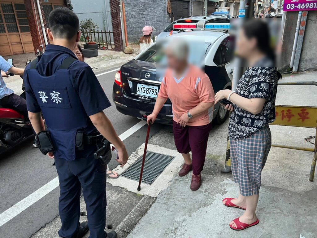 7旬老婦迷途呆站路中 平鎮暖警助平安返家