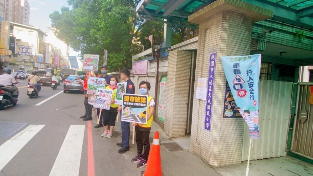 9月交通安全月 八德警踩街宣導提升市民路權觀念