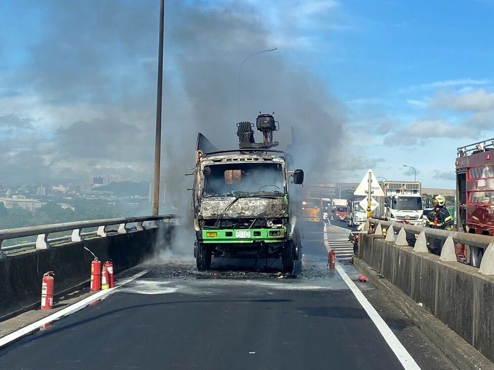 【有片】台66中豐路匝道火燒車 大貨車駕駛驚險逃生 - 早安台灣新聞 | Morning Taiwan News