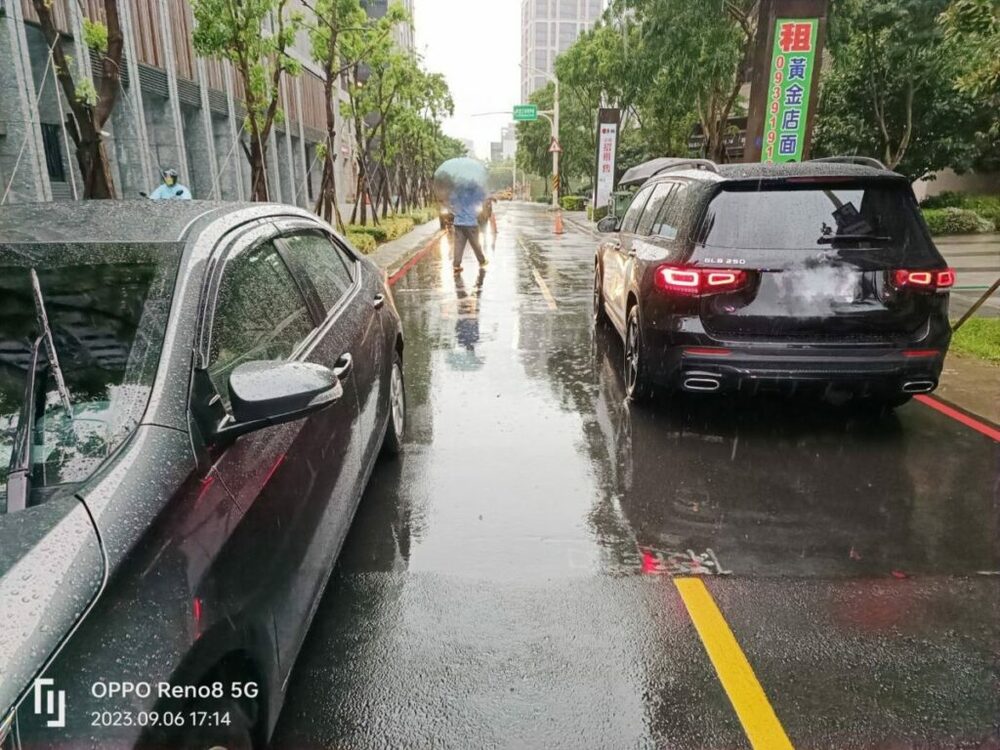 【有片】嚇！5歲男童突衝下車 遭對向車閃避不及撞上