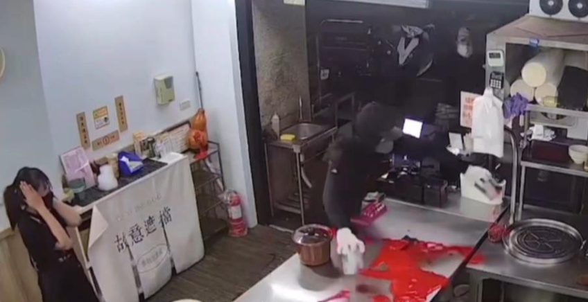 【有片】小吃店深夜遭潑紅漆 闆娘無助喊：治安怎麼了？