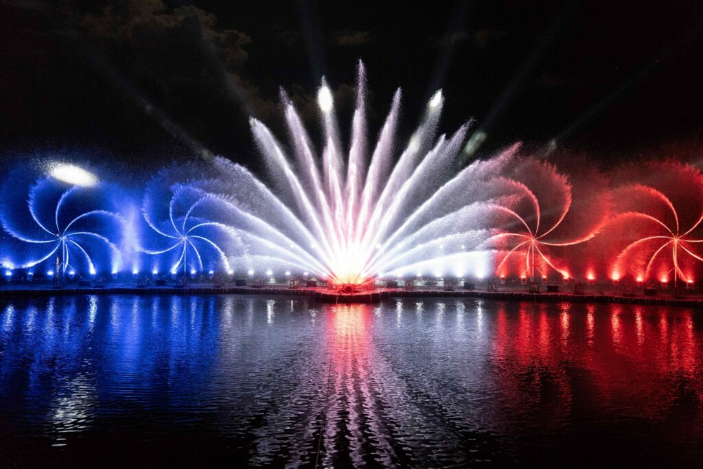 中秋連假臺東限定！ 「藍海生活節」活水湖登場 夜間水舞氣勢磅礡