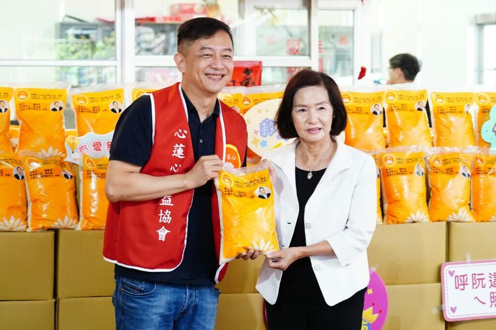 公益團體關懷弱勢 陳昭榮代表捐贈萬斤白米