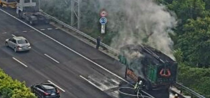 半聯結車行進中冒煙 國1南向中壢段回堵6公里