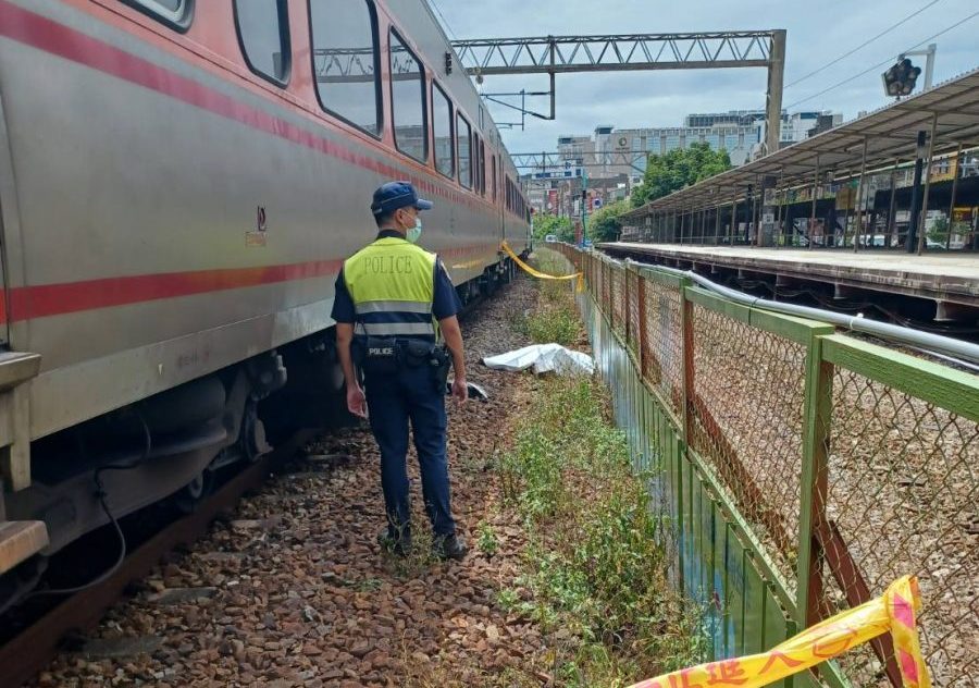 台鐵內壢站驚傳落軌 男遭自強號撞身亡