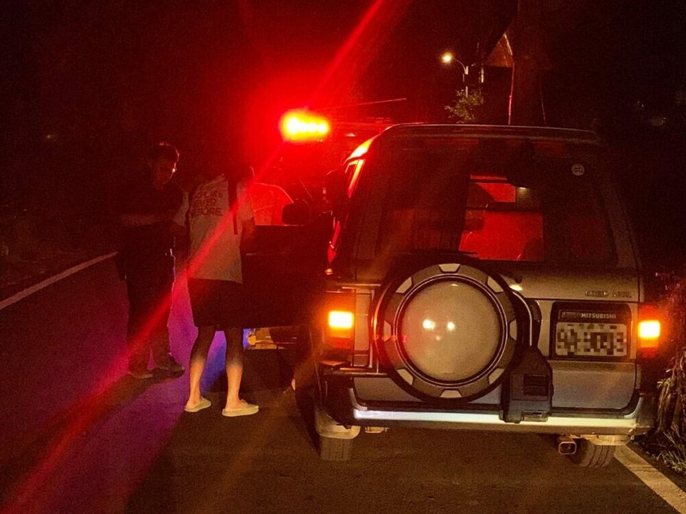 喑啞男深夜車拋錨山區心慌慌 龍潭暖警熱心助解圍