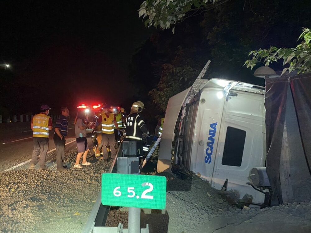 國3南下大溪路段聯結車衝下邊坡 駕駛輕傷