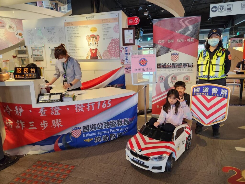 國道警守護連假出遊安全 中壢服務站體驗迷你紅斑馬