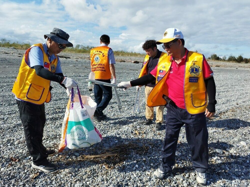 國際淨灘日 利嘉溪出海口淨灘 清出159.6公斤廢棄物