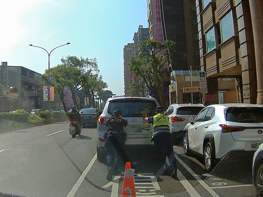 女子開車送貨遇這事 急向龜山警揮手求救