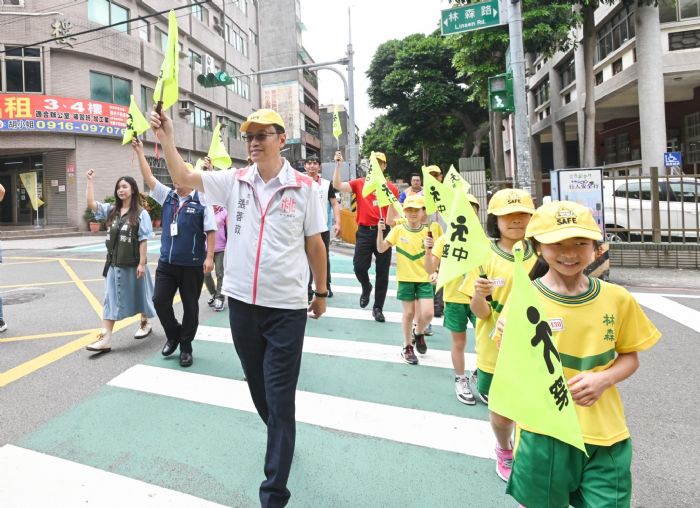 張善政林森國小宣導交通安全 教學童手持「這物」過馬路