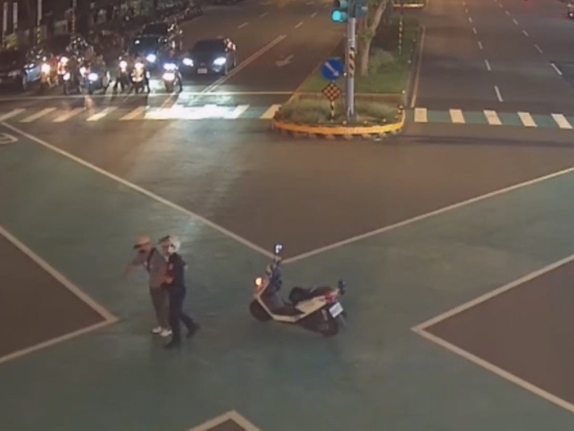 阿伯過馬路跌倒困車陣中 龜山暖警及時解圍