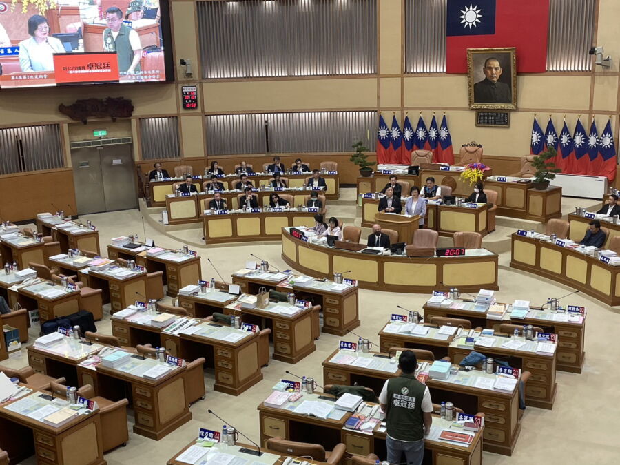 不談政治！卓冠廷聚焦敬老愛心卡使用　江怡臻關注好孕專車
