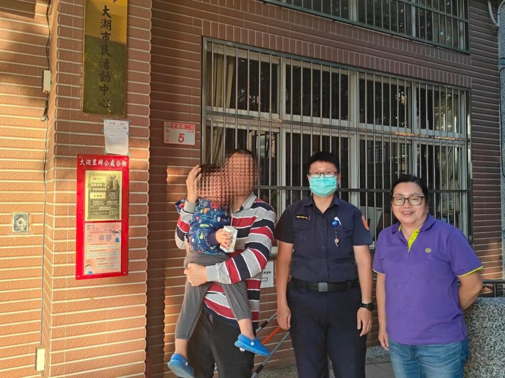 2歲童找嘸阿公急哭 龜山警攜手里長助祖孫團圓