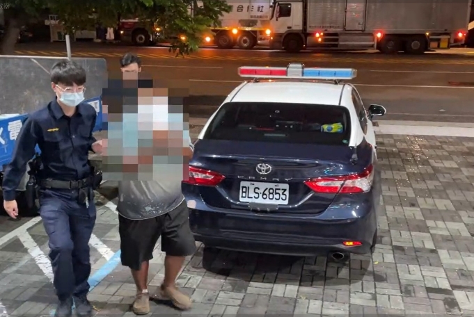 【有片】偷車賊拒攔逃逸 暴衝警車遭壓制逮捕