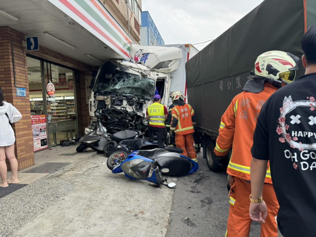 【有片】大貨車駕駛酒駕對決曳引車 超商慘遭波及