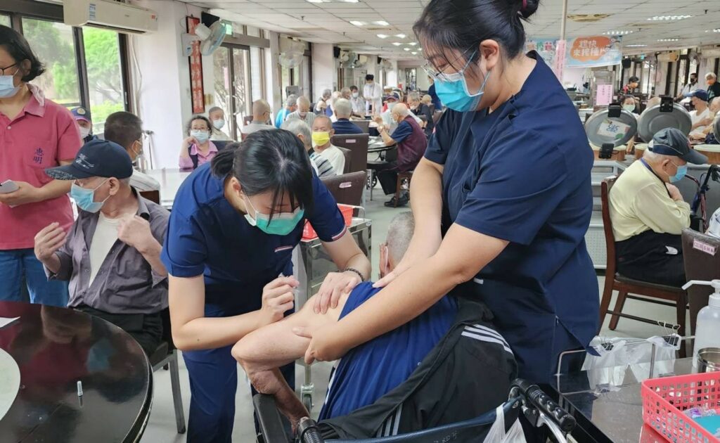八德榮家辦理流感注射服務 提升榮民群體免疫力