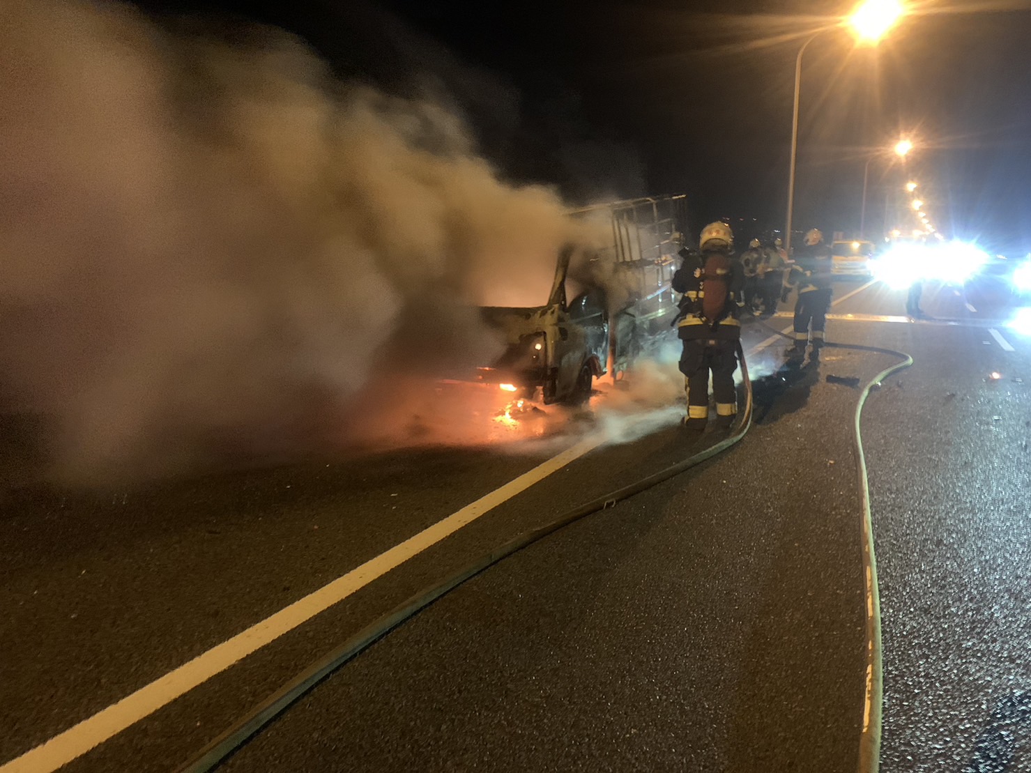 國1五楊高架桃園段火燒車 小貨車「燒到剩骨架」駕駛送醫 - 台北郵報 | The Taipei Post