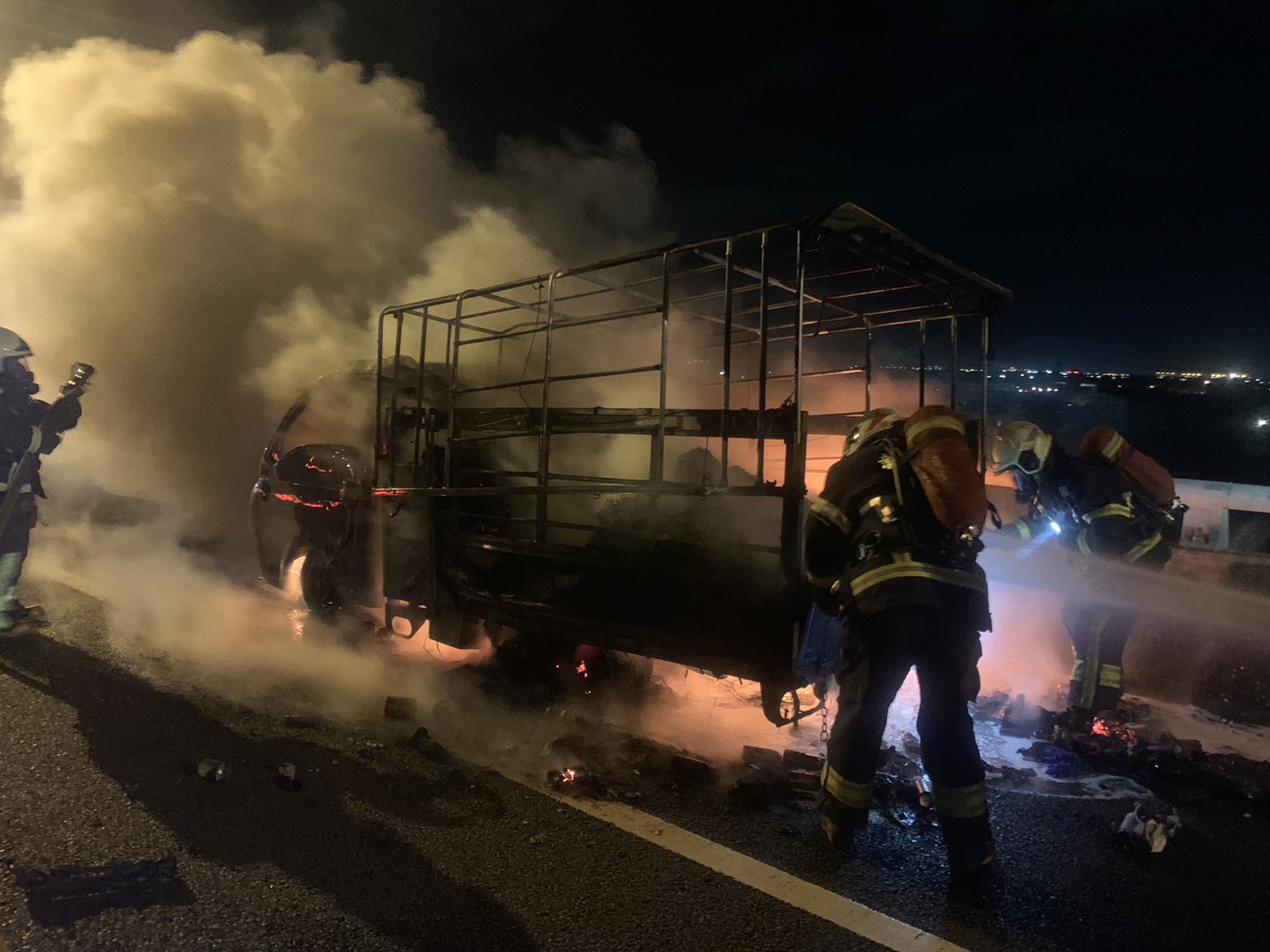 國1五楊高架桃園段火燒車 小貨車「燒到剩骨架」駕駛送醫 - 台北郵報 | The Taipei Post