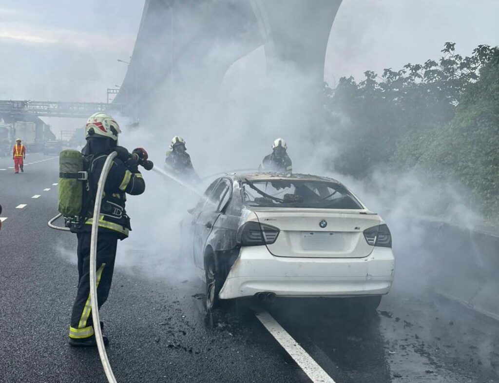 國1內壢段火燒車 濃煙竄天影響通車