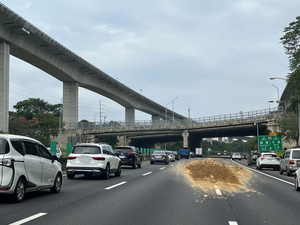 國1楊梅段大量砂土掉落 營半聯結車駕駛慘了