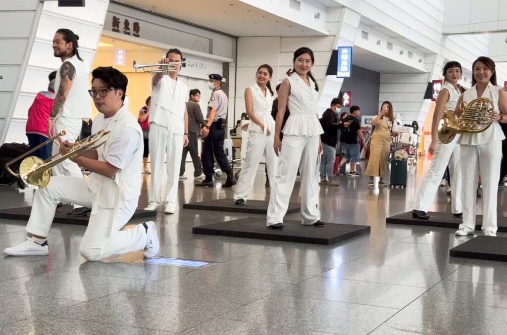 國慶連假桃園機場踏響號角快閃演出與旅客同歡