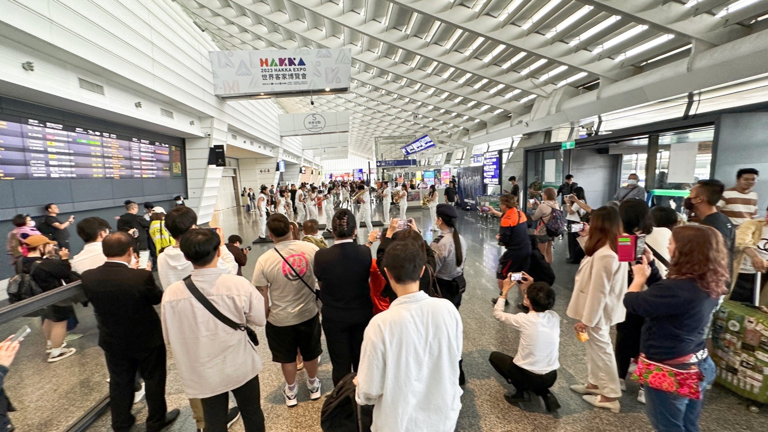 國慶連假桃園機場踏響號角快閃演出與旅客同歡 - 台北郵報 | The Taipei Post