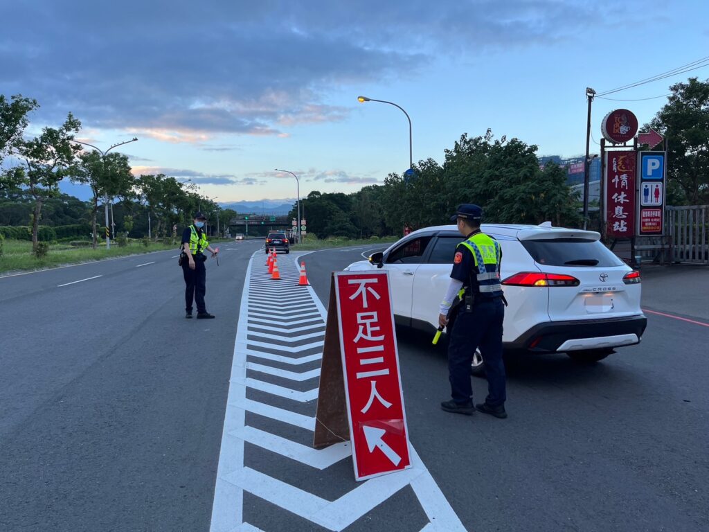 國慶連假湧車潮 龍潭警籲留意高乘載管制