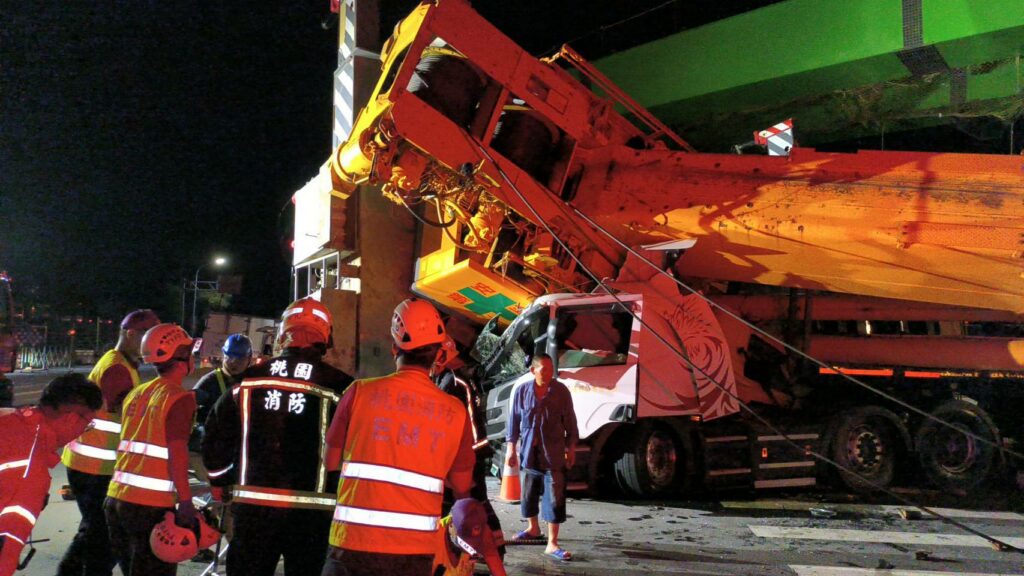 桃捷綠線驚傳工安意外 吊車翻覆壓2車