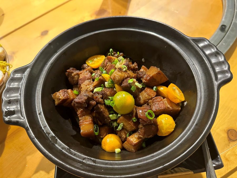 雲端饗宴由返鄉青年廚師湯澤慶推出多道客家美食-傳統爌肉加上柑橘提味不膩順口。(圖/記者林均和攝)
