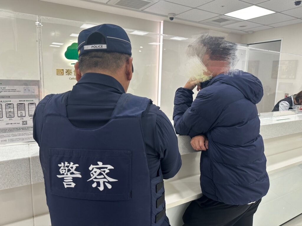 男子誤信投資高獲利堅持匯款 八德暖警及時勸說阻詐
