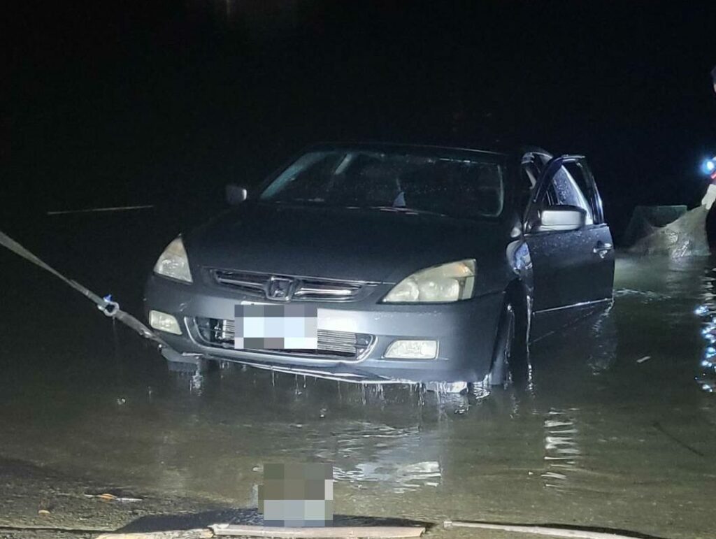 【有片】轎車誤闖石門水庫大壩-男驚險跳車逃生