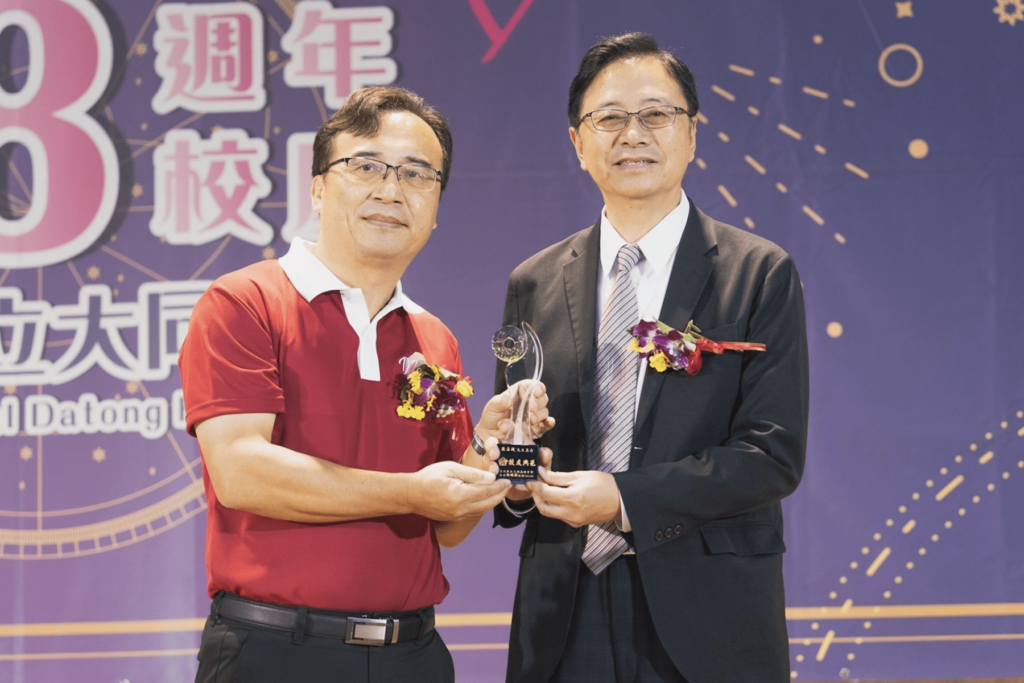 獲頒大同高中傑出校友-張善政勉勵學子藉由學習適應社會