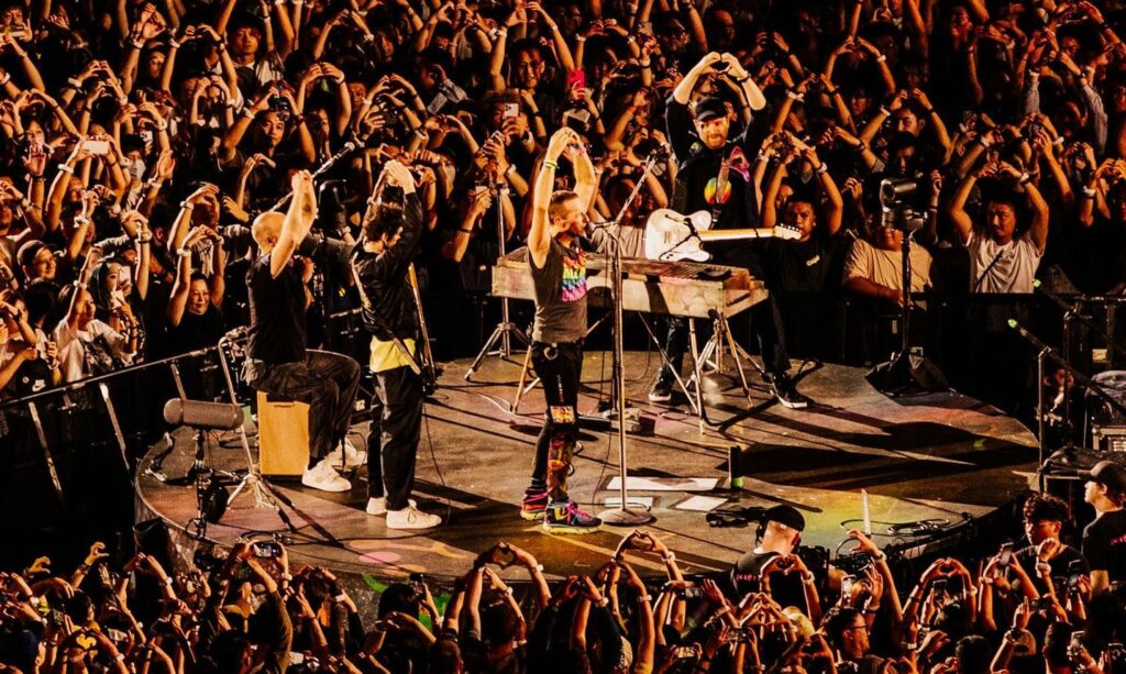 coldplay高雄演唱會創新紀錄-近8.7萬人次再破紀錄-克里斯馬汀還幫遊客拍照