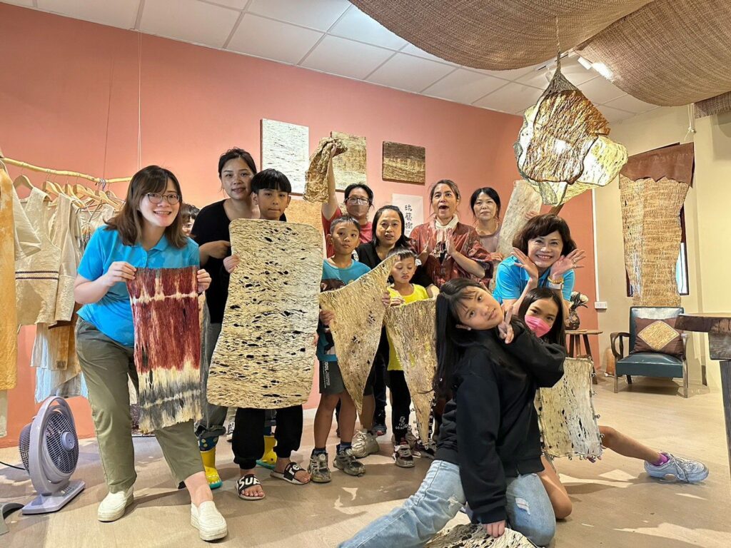 慈恩竑文化藝術基金會推樹皮布創作-強化家扶親子關係