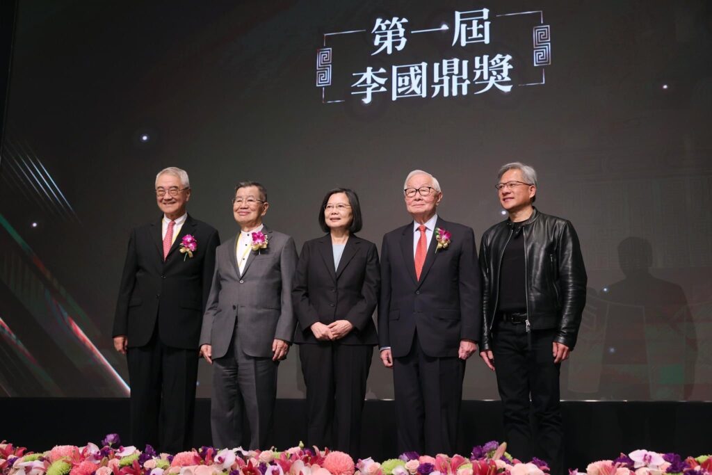 張忠謀獲頒首屆李國鼎獎-黃仁勳讚「台灣科技教父」